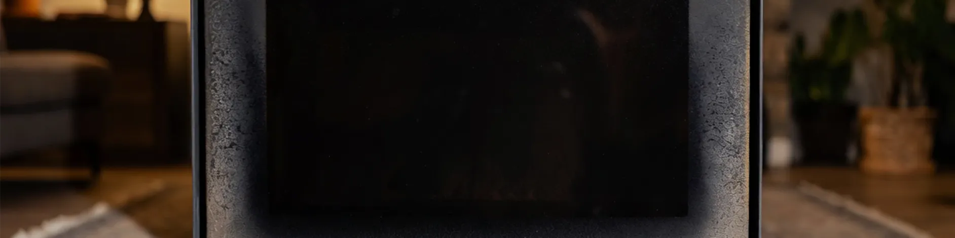 La vitre de mon poêle à bois noircit vite : pourquoi et comment y remédier ?